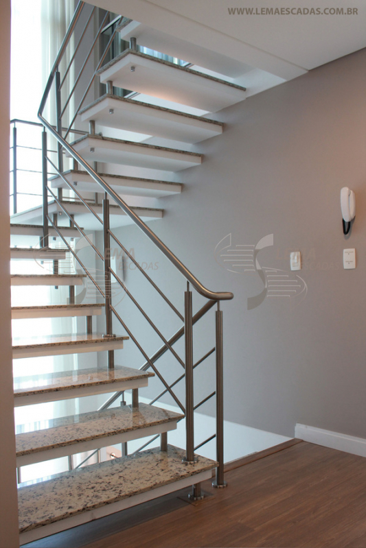 Escada Vazada em U Americana - Escada Vazada com Vidro